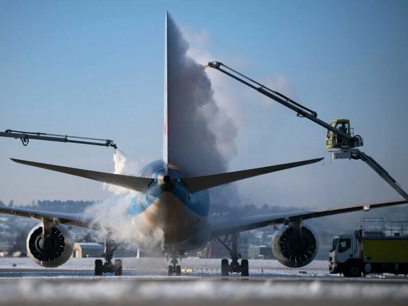 Enteisung eines Flugzeugs am Stuttgarter Flughafen