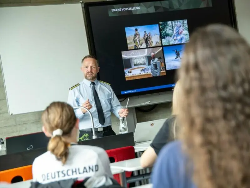 Jugendoffizier der Bundeswehr besucht Schulklasse