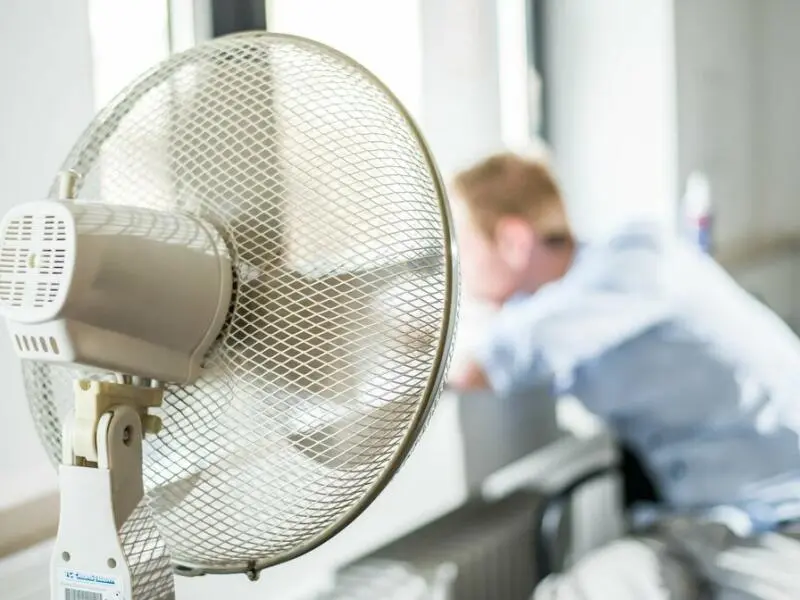 Ein Ventilator steht in einem Büro