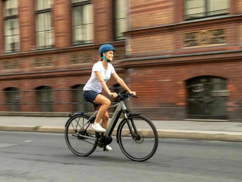 Eine Frau auf einem E-Bike