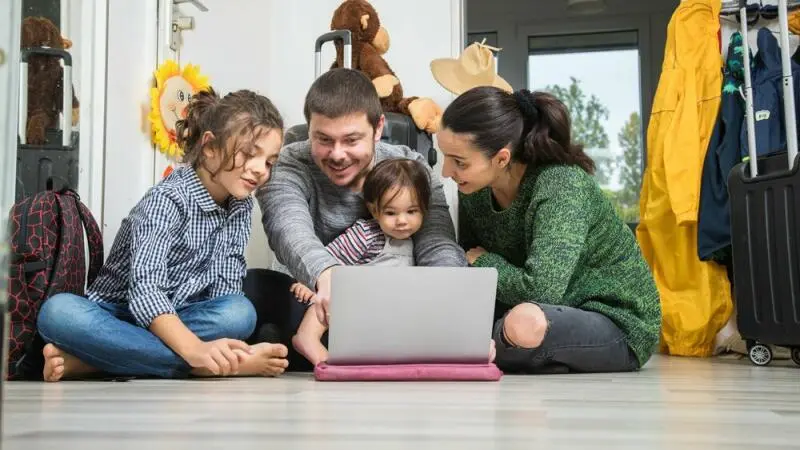 Eine Familie plant einen Urlaub