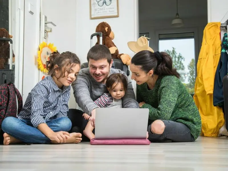 Eine Familie plant einen Urlaub