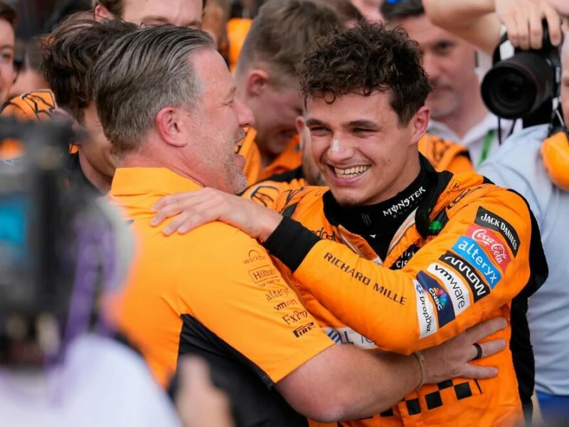 McLaren-Pilot Lando Norris (r) und Team-Boss Zak Brown