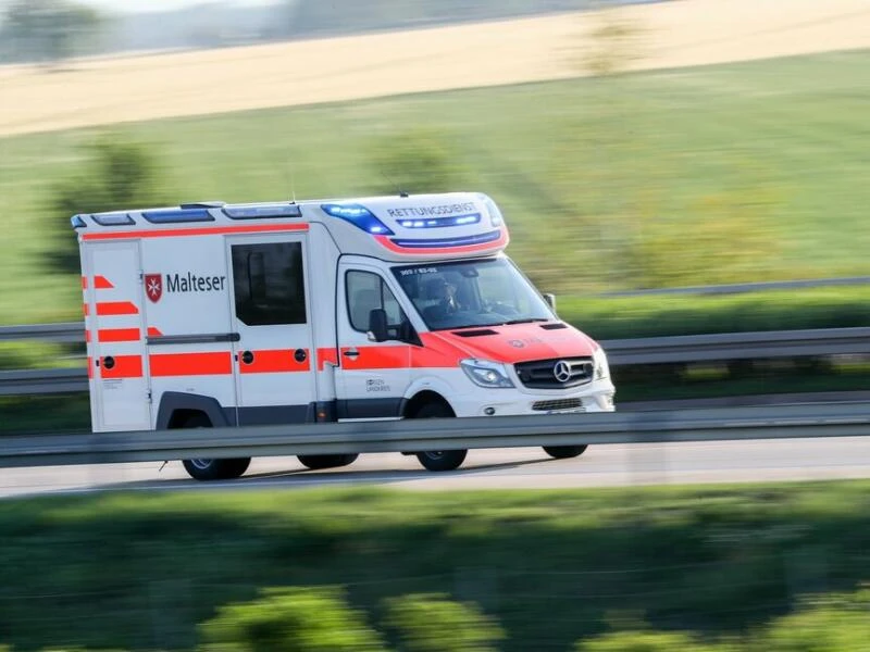 Rettungswagen auf Landstraße - Symbolbild