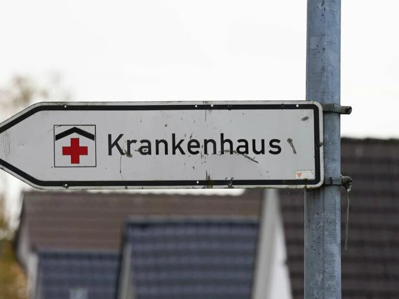 Hinweisschild mit der Aufschrift «Krankenhaus»