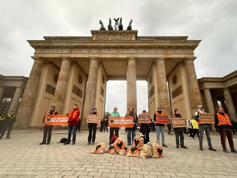 Klima-Aktivisten demonstrieren vor Brandenburger Tor