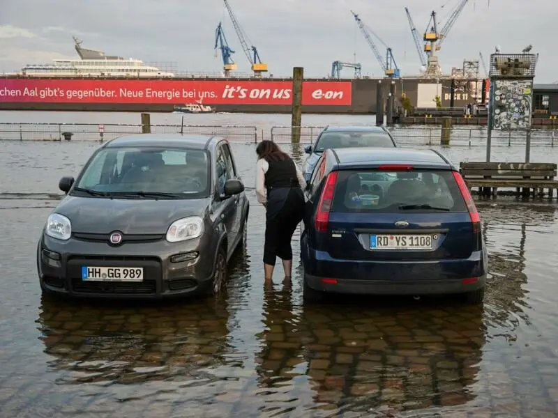 Hamburger Fischmarkt bei Sturmflut teils überspült