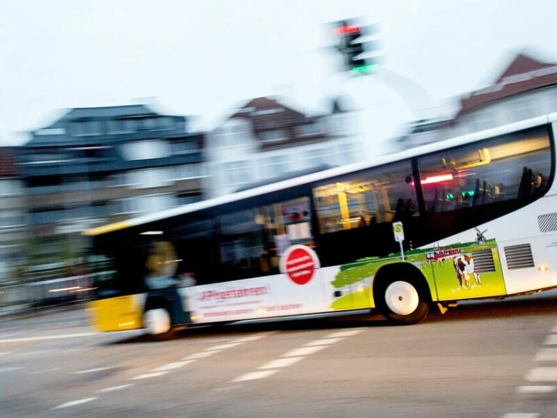 Ein Linienbus fährt am Morgen über eine Kreuzung