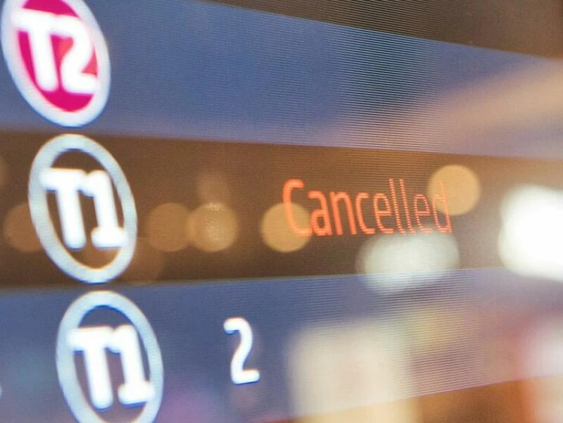 Das Wort «Cancelled» steht auf einer Anzeigetafel