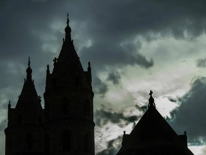 Regenwolken über dem Wormser Dom - die Temperaturen sinken.