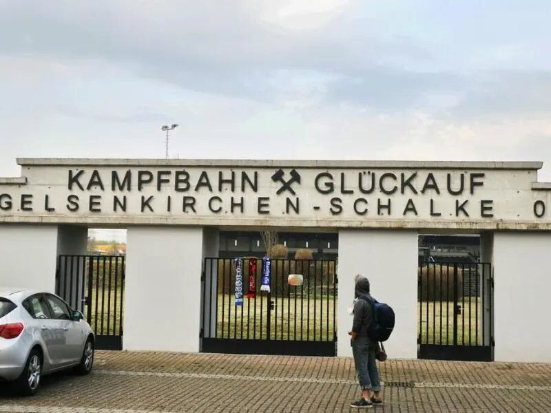 Ein Mann steht vor dem Tor der Glück Auf Kampfbahn