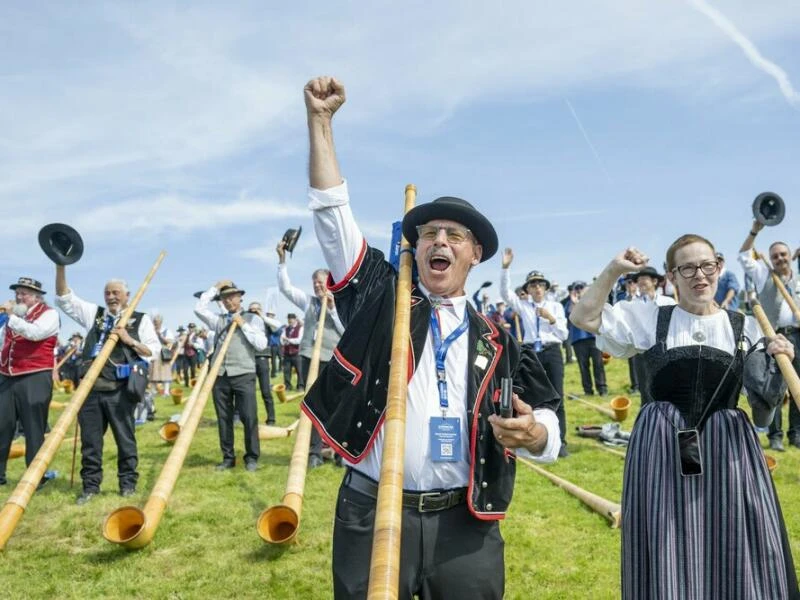 Guinness-Weltrekord im Alphorn-Blasen der Schweiz