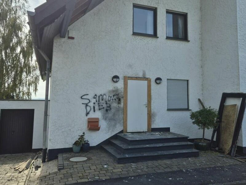 Sprengsatz explodiert vor Einfamilienhaus südlich von Bonn