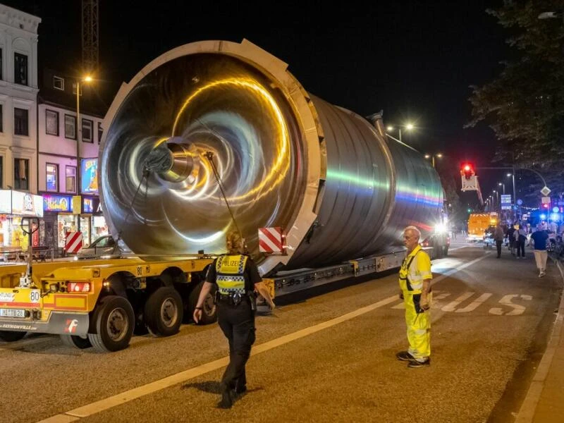 XXL-Schwertransport auf St. Pauli