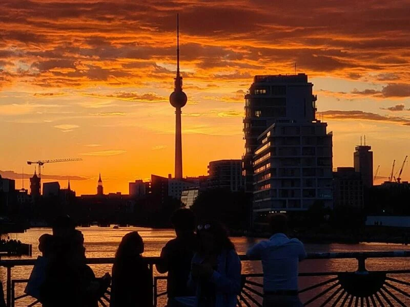 Sonnenuntergang in Berlin-Kreuzberg über der Spree