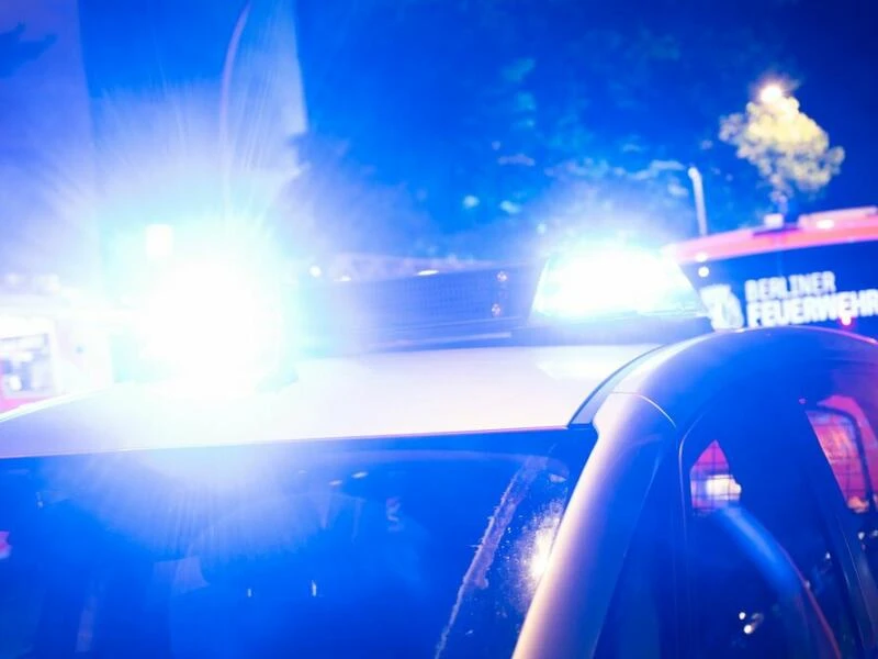 Polizeiauto mit Blaulicht in der Nacht