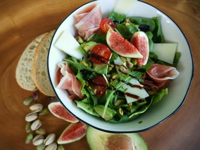 Salat Siciliano mit Schinken, gerösteten Pistazien und Feigen