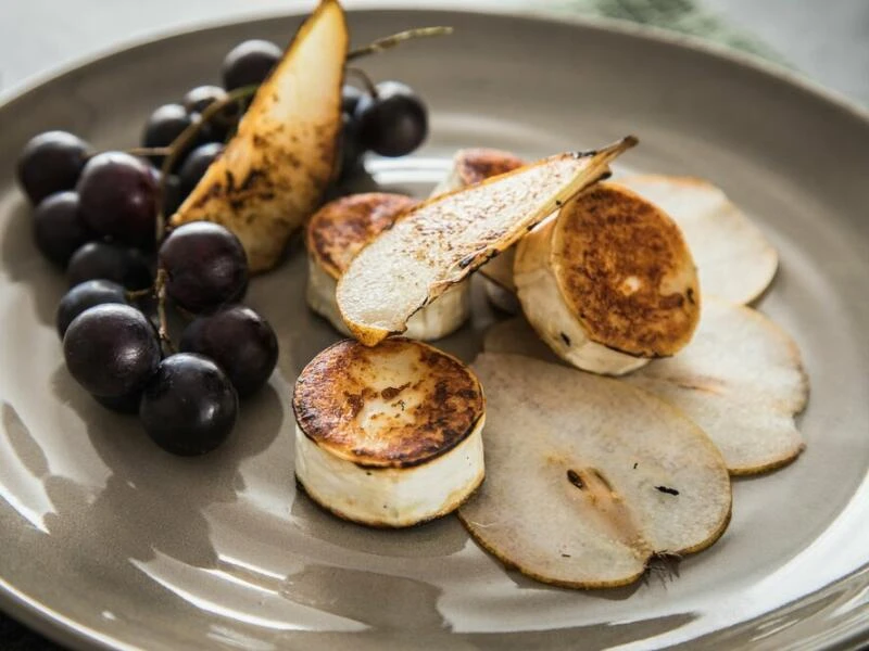 Gebratener Ziegenkäse mit Birnen