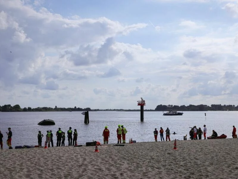 Großaufgebot sucht nach Kind in der Elbe