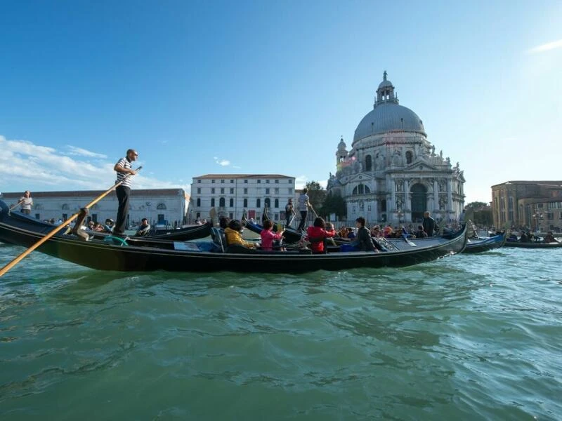 Gondel mit Touristen fährt durch den Canal Grande in Venedig