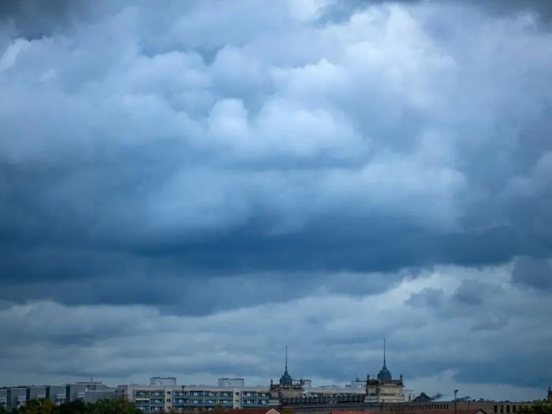 Dunkle Wolken ziehen über die Dresdner Neustadt