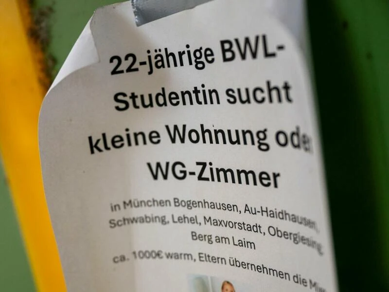 Wohnungsgesuch einer Studentin hängt an einer Wand