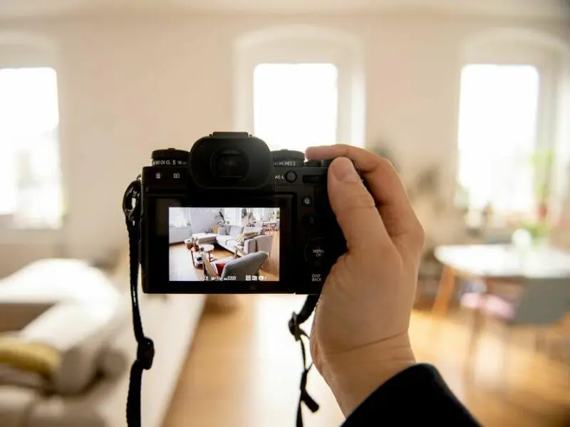 Ein Mann macht Fotoaufnahmen in einer Wohnung