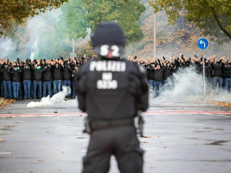 Fußball-Fans und Polizei