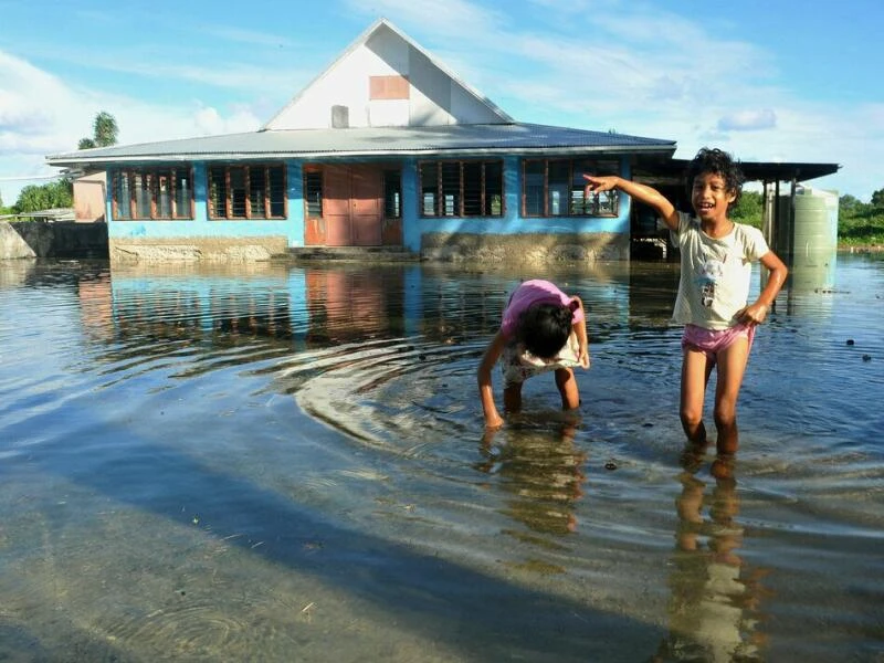 Überfluteter Platz in Tuvalu