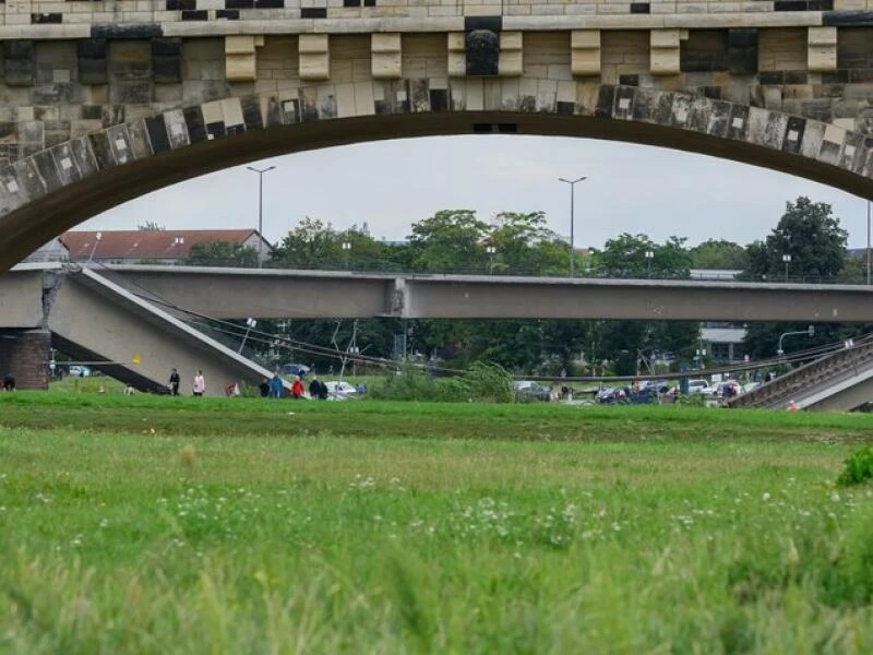 Carolabrücke in Dresden eingestürzt