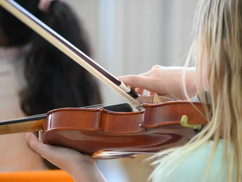 Ein Mädchen spielt auf einer Geige