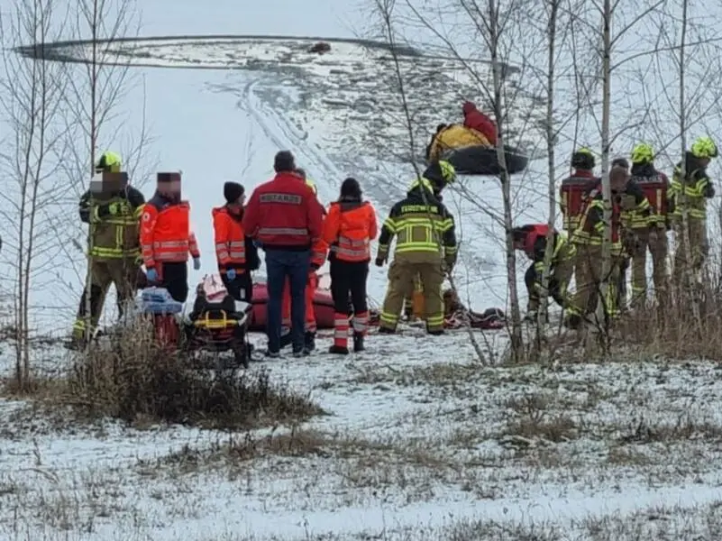 Feuerwehr rettet ins Eis eingebrochenen Mann