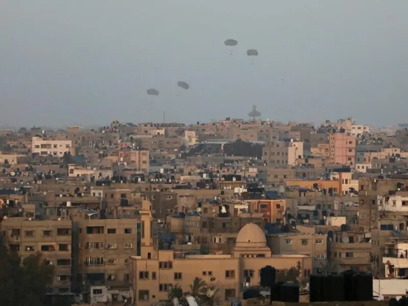 USA werfen Hilfsgüter über dem Gazastreifen ab