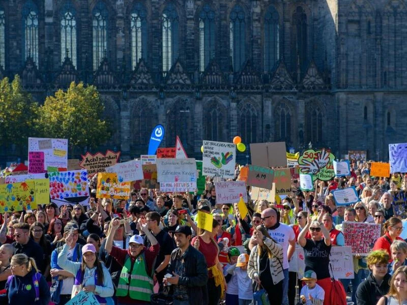 Proteste vor dem Landtag von Sachsen-Anhalt