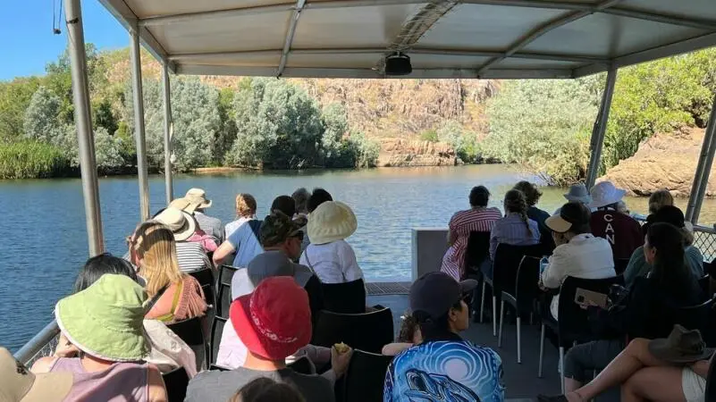 Passagiere des Ghan auf einem Ausflugsboot