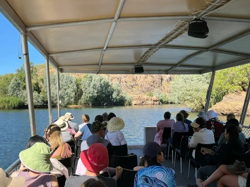 Passagiere des Ghan auf einem Ausflugsboot