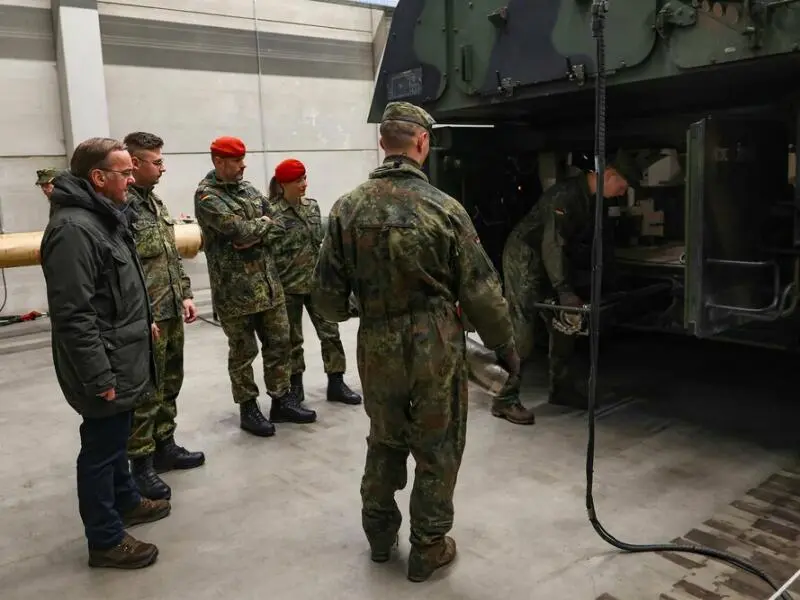 Verteidigungsminister Pistorius besucht Kaserne