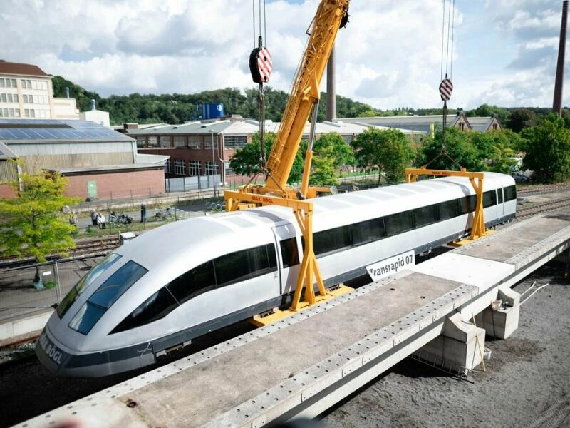 Der Transrapid wird vom Tieflader abgeladen