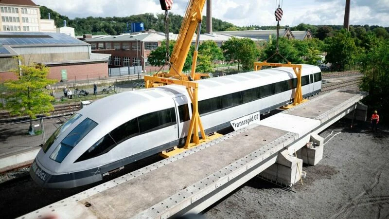 Der Transrapid wird vom Tieflader abgeladen