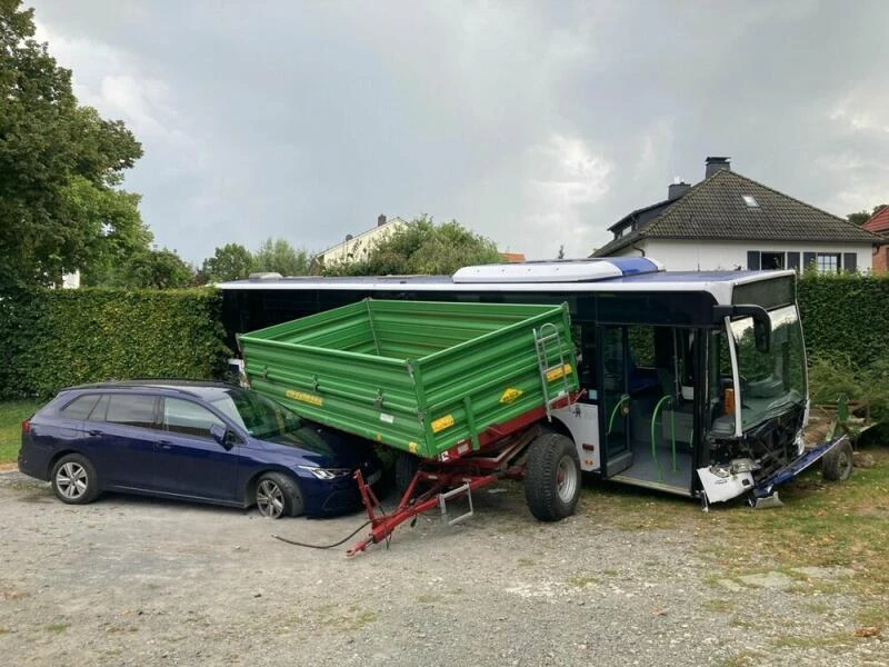 Linienbus durchbricht Hecke und rammt Auto