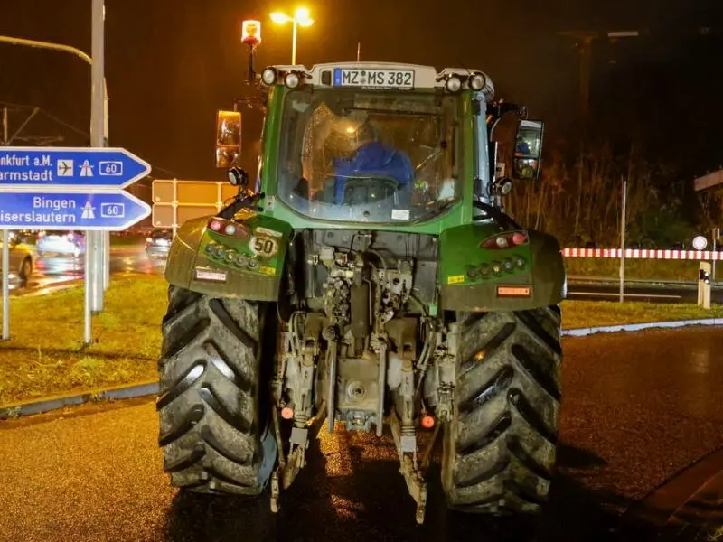 Bauern-Protest behindert Autoverkehr