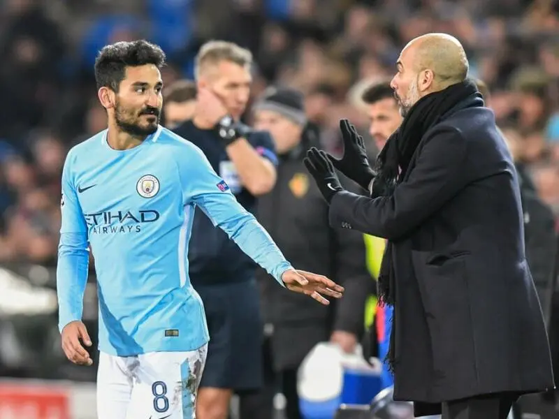 Ilkay Gündogan (l) und Pep Guardiola