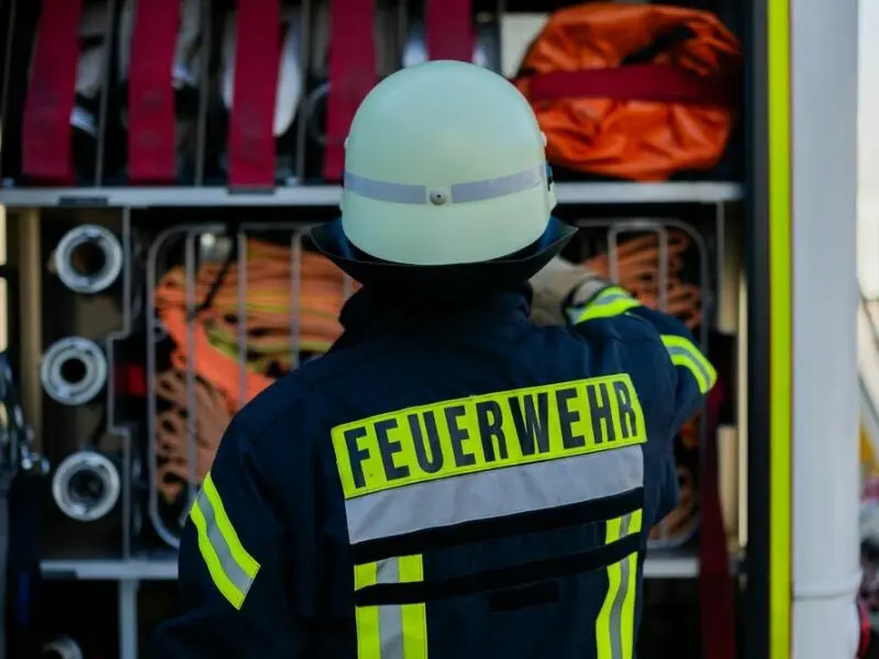 Feuerwehrmann am Einsatzfahrzeug