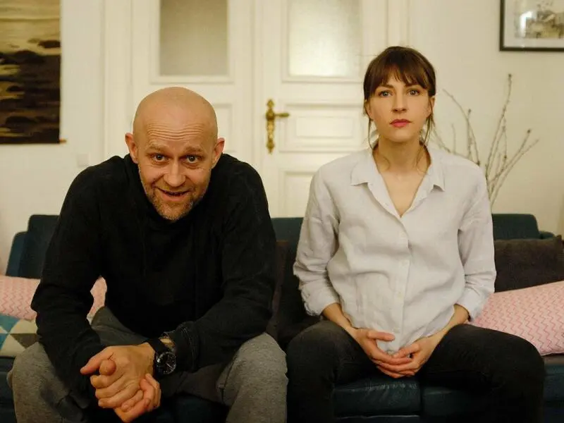 Thorsten (Jürgen Vogel) und Jana (Natalia Belitski) fühlen sich gefangen in ihrer Wohnung.