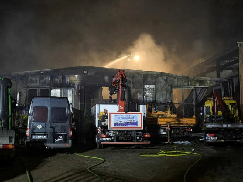 Großeinsatz in Berlin-Reinickendorf: Lagerhallen brennen