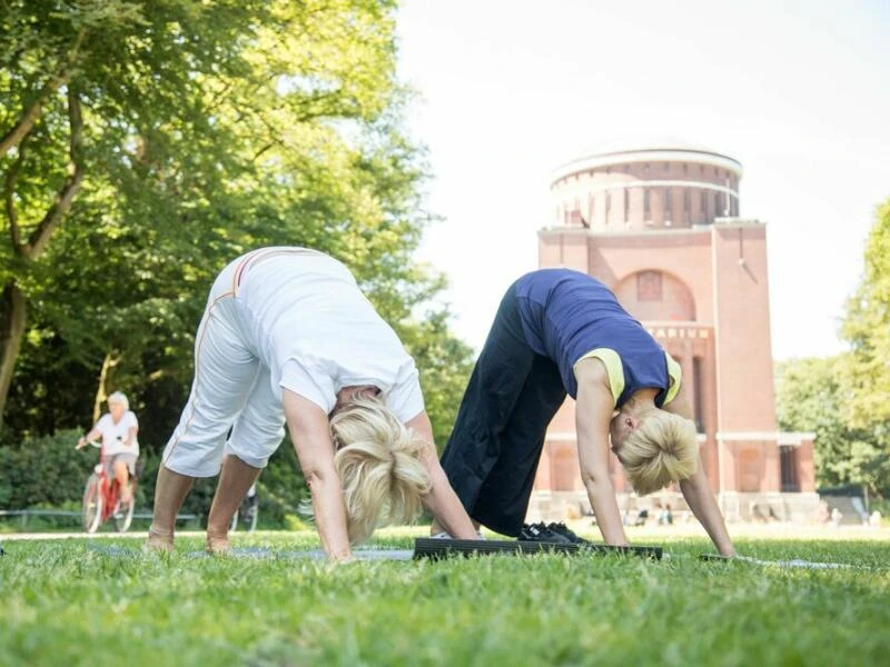 Zwei Frauen machen Yoga-Übungen