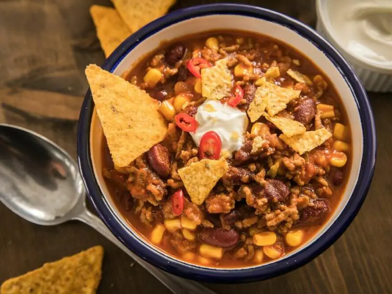 Ein Schälchen Chili con Carne mit Mais