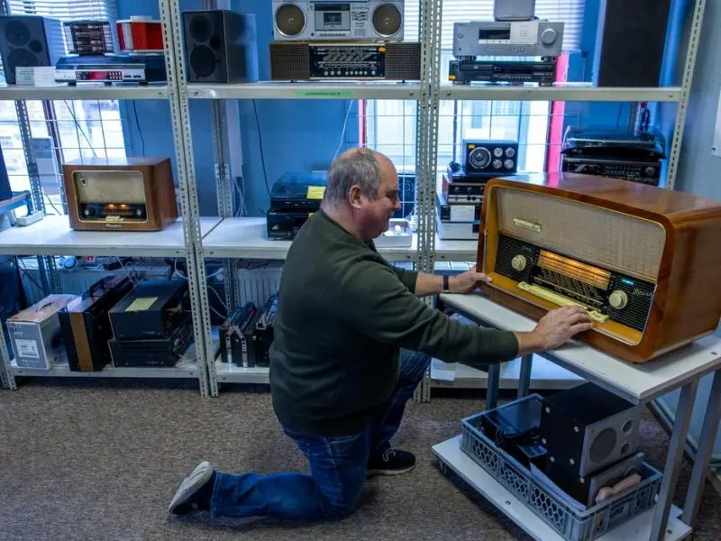 Werkstattladen repariert alten Radios