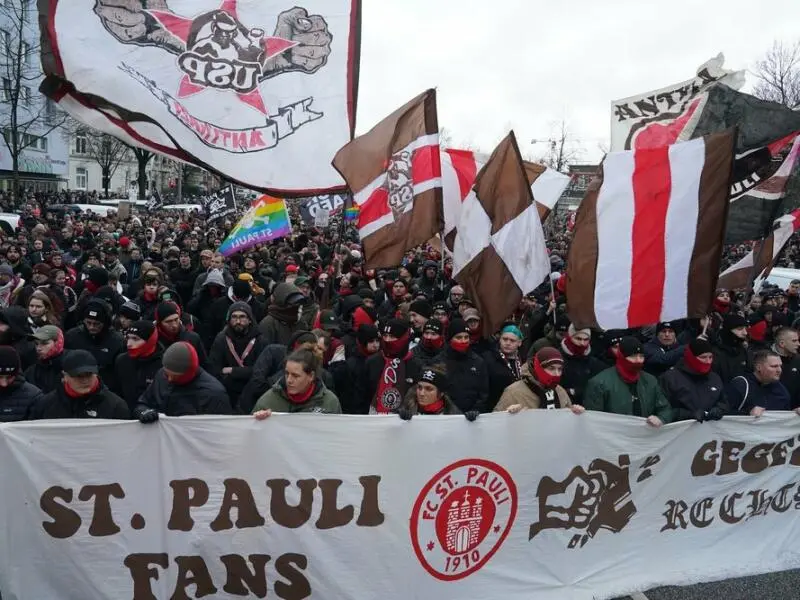 Demonstrationen gegen rechts - St. Pauli-Fans