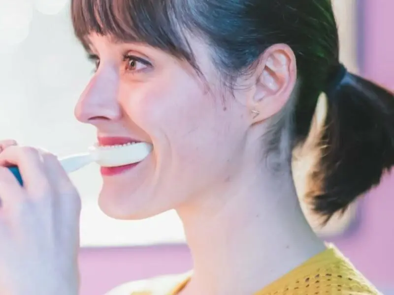 Y-Brush Frau putzt Zähne